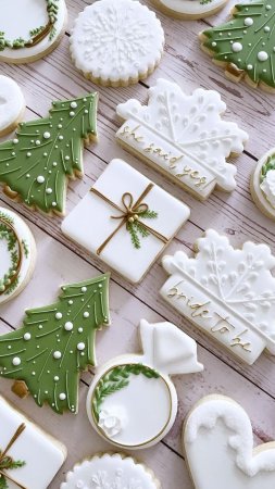 Christmas cookies decorated with green and white icing скачать фон 1080 x 1920