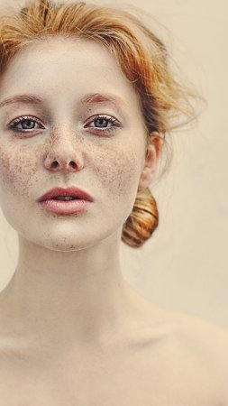 Красивые девушки с веснушками