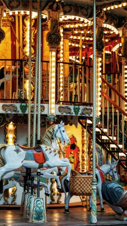 Merry go round скачать фон 1424 x 2532