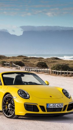 2020 porsche 911 carrera s cabriolet гоночного желтого цвета