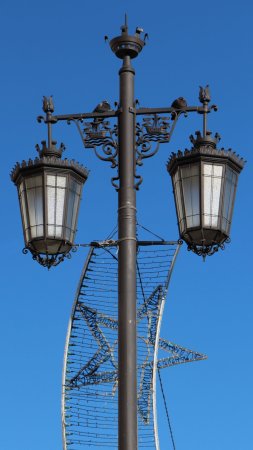 Уличные фонари из металла