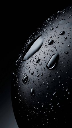 Капли воды на темной поверхности
