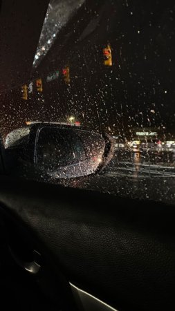 Дождь падает на лобовое стекло автомобиля
