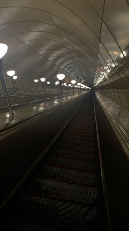 Метро эскалатор