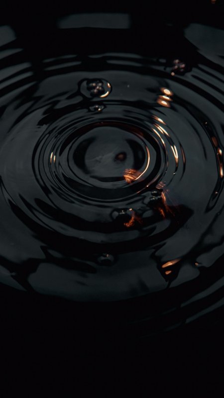 Обои на телефон темные брызги рябь капли