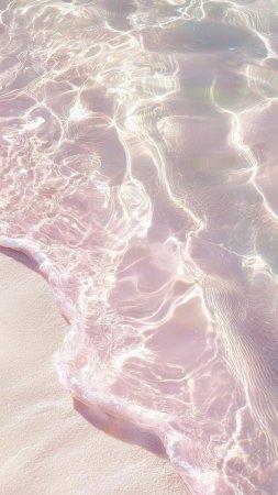 Радужная вода на песке
