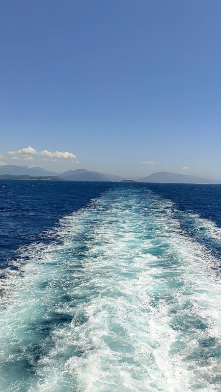 Синее море, след катера