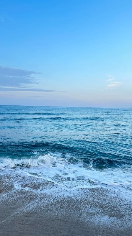 На море