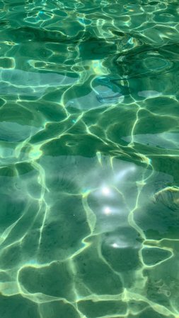 Зеленая вода, свет, отражение