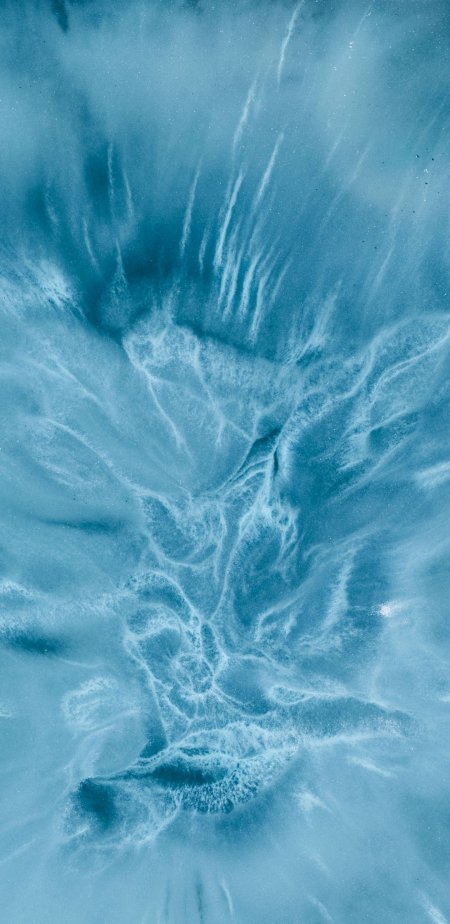 Фон воды из бирюзовых спиртовых чернил