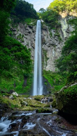 Водопад из скалы