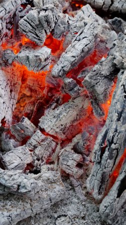 Burning coal скачать фон 2160 x 3840