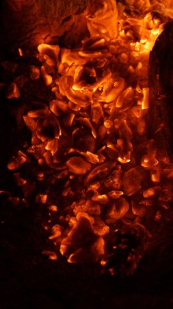 Горящие угли скачать фон 2160 x 3840