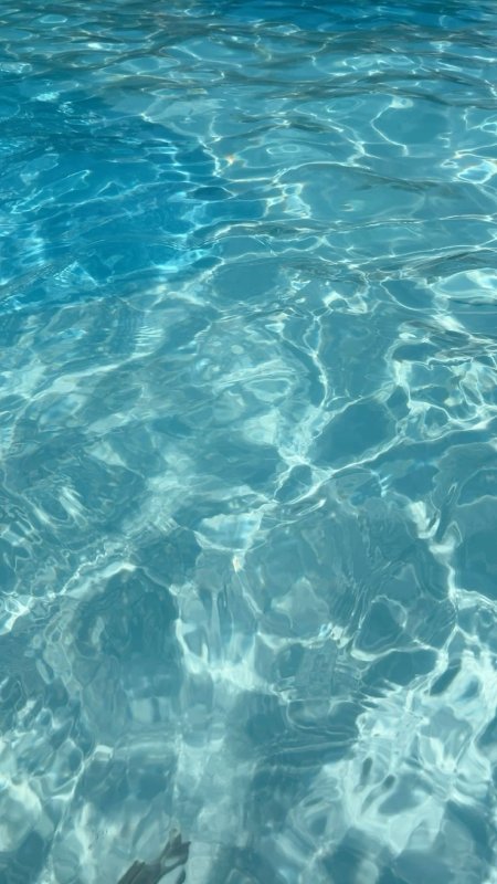 Голубая вода в бассейне