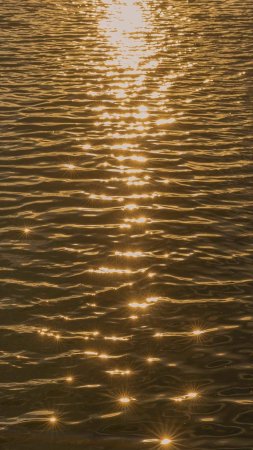 Солнечные блики на воде моря