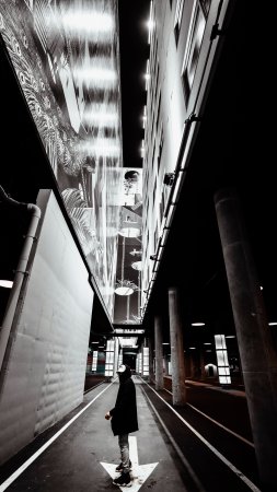 Одиночество на улице скачать фон 2160 x 3840