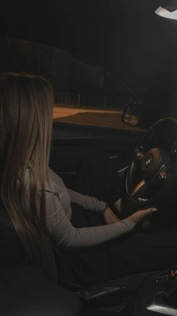 Девушка в машине бмв