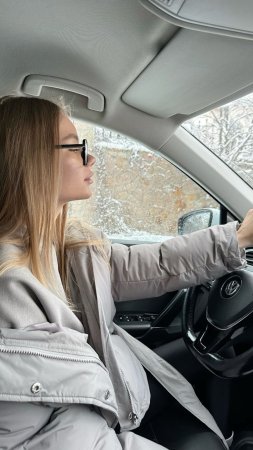 Девушка за рулем автомобиля