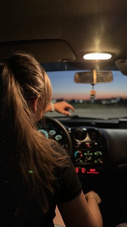 Девушка в машине без лица