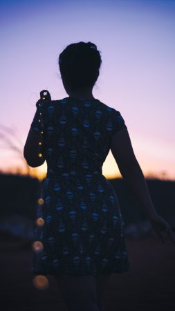 Силуэт девушки со спины
