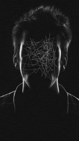 Силуэт мужчины в темноте