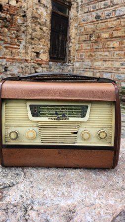 Старинные радиоприемники скачать фон 2160 x 3840