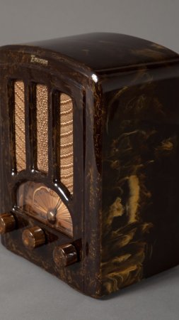 Old fashioned radio скачать фон 1424 x 2532