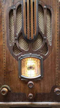 Old fashioned radio скачать фон 2160 x 3840