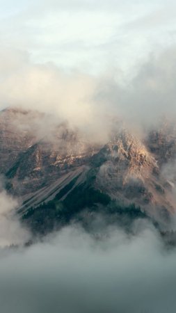 Горы в тумане скачать фон 720 x 1280