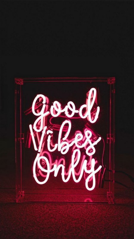 Неоновая вывеска good vibes only