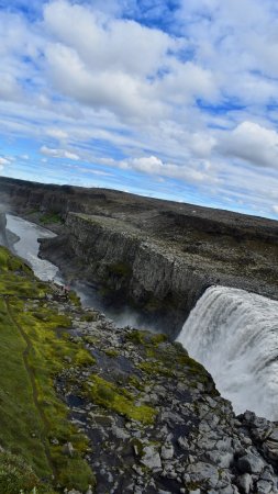 Исландский водопад деттифосс