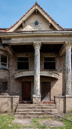 Creepy old house скачать фон 1080 x 1920