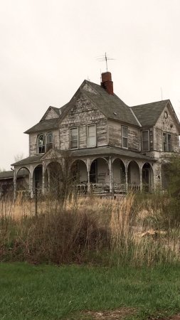 Creepy old house скачать фон 1424 x 2532