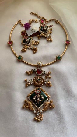 Индийское колье скачать фон 2160 x 3840