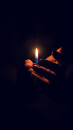 Свечка в руках