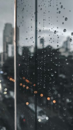Капли дождя на окне