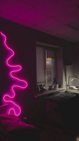 Неоновая лента на стене