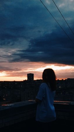 Девушка на крыше без лица