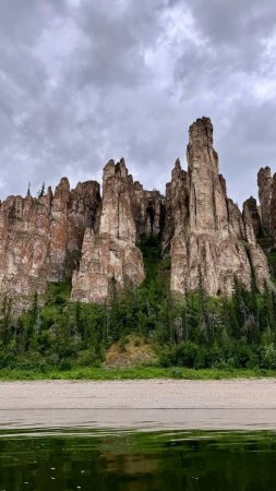 Якутия река синяя синские столбы скачать фон 720 x 1280