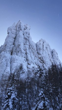 Ленские столбы зима скачать фон 2160 x 3840