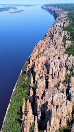 Ленские столбы каменный лес якутии скачать фон 720 x 1280