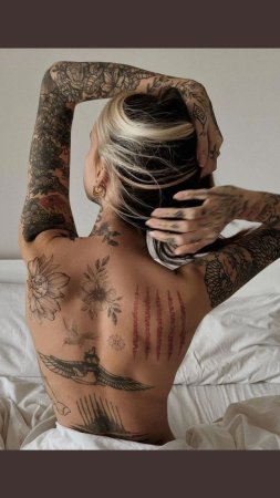 Девушка с татуировками