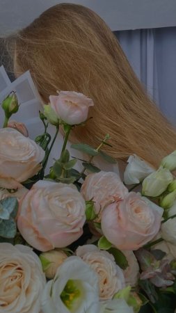 Блондинка с цветами без лица
