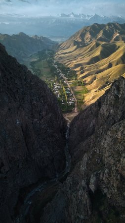 Горы ихрек скачать фон 1424 x 2532