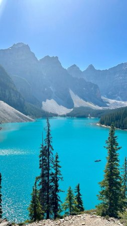 Moraine lake in banff national park скачать фон 1080 x 1920