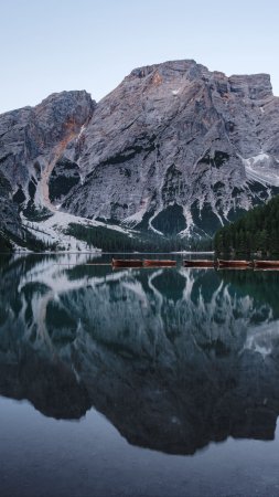 Lago di braies скачать фон 1424 x 2532
