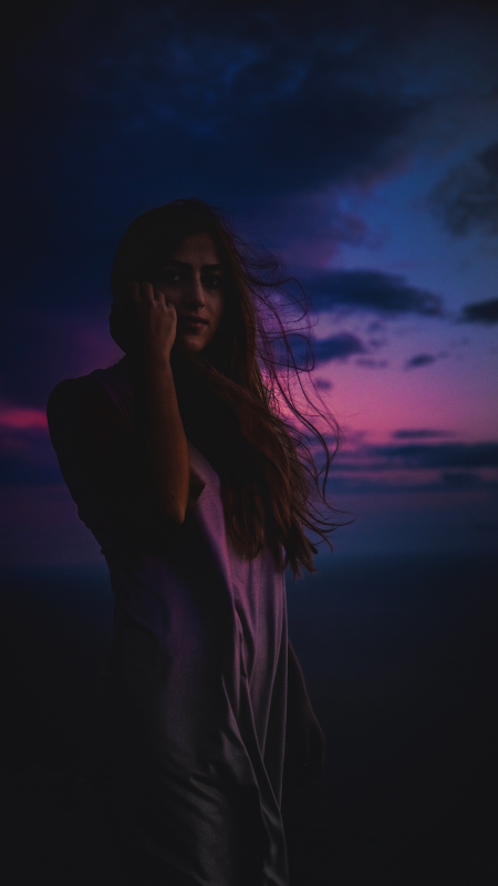 Девушка ночь скачать фон 1080 x 1920