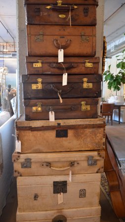 Old suitcase скачать фон 2160 x 3840