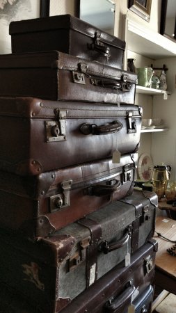 Чемодан в интерьере винтаж скачать фон 1424 x 2532