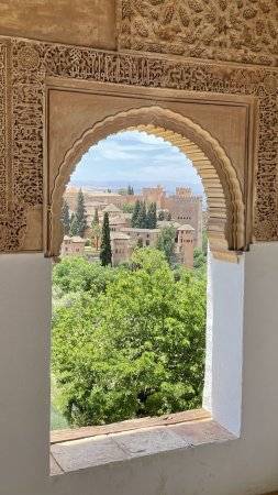 Alhambra of granada скачать фон 1424 x 2532